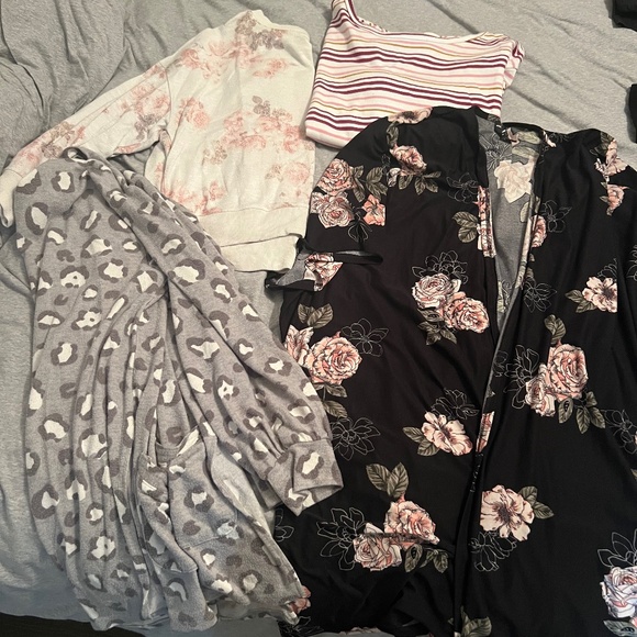 Ladies Sweaters - Picture 1 of 6